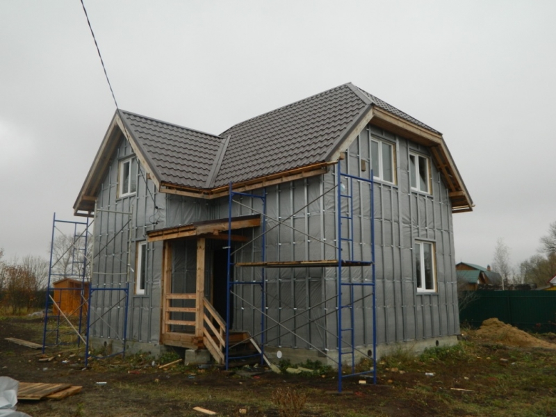Деревянная дача обшита сайдингом формы блок-хаус с утеплением в Мордвесе