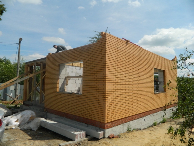 Построить дом из газосиликатных блоков Elblok и облицовочного кирпича Терекс цвет "солома"