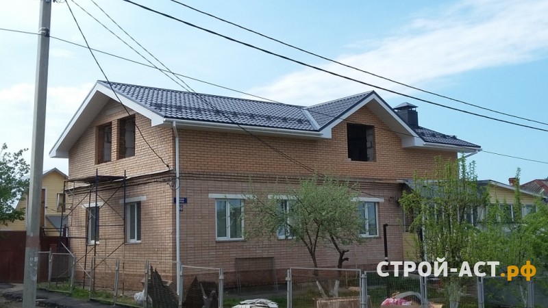 Реконструкция ломанной крыши одноэтажного дома на полутораэтажный дом с двускатной утепленной крышей в Кашире металлочерепица Гранд Лайн цвет 7024 мокрый асфальт