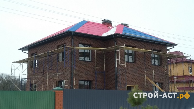 Построить двухэтажный дом из газосиликатных блоков с облицовкой из кирпича СКЗ баварская кладка с песком в процессе строительства