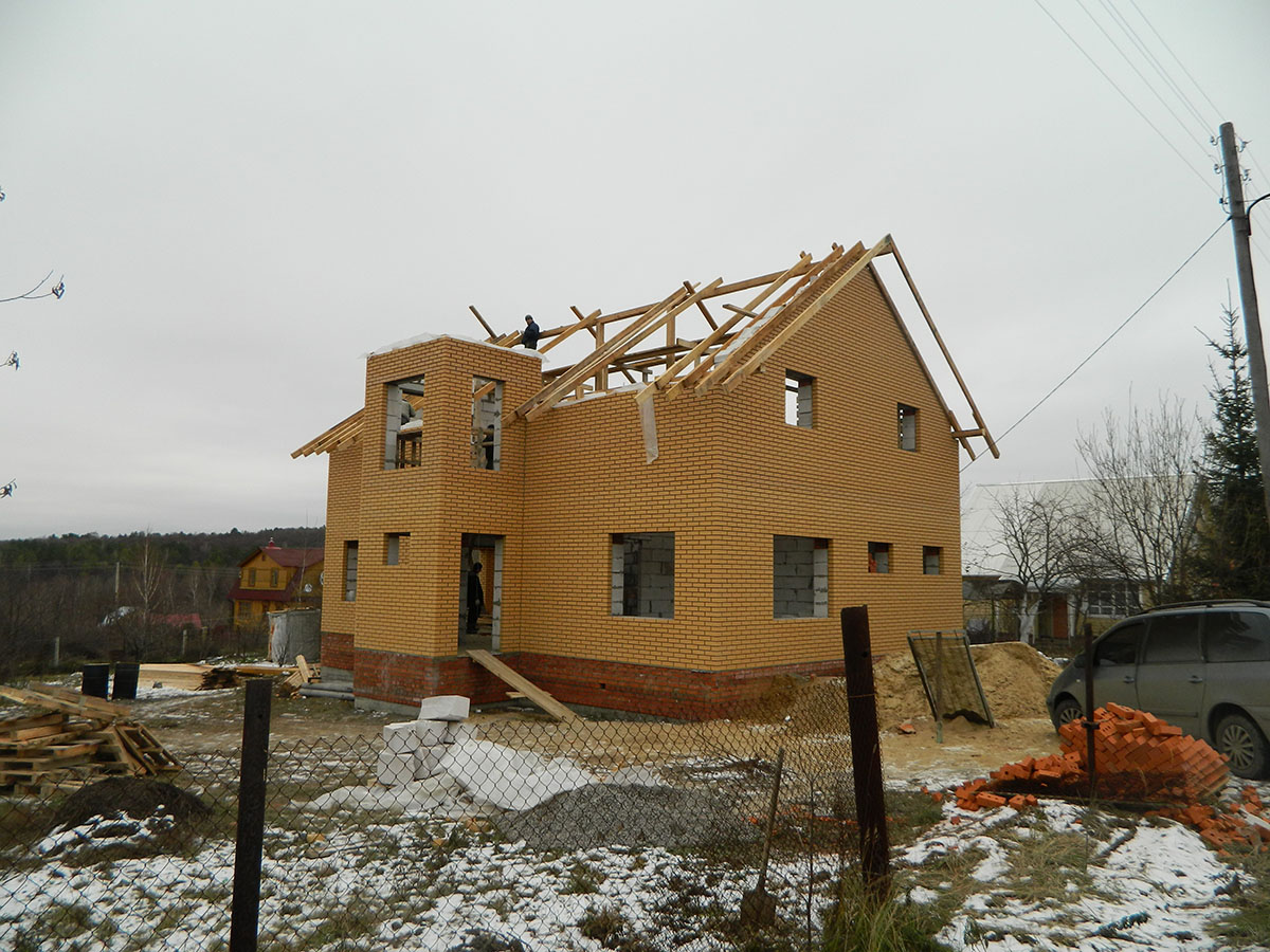 Стройка дома из желтого кирпича