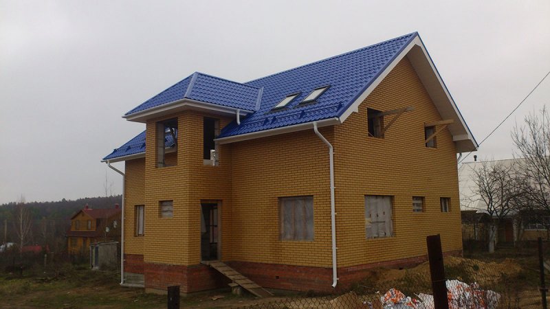 Строительство дома из желтого кирпича в Кашире
