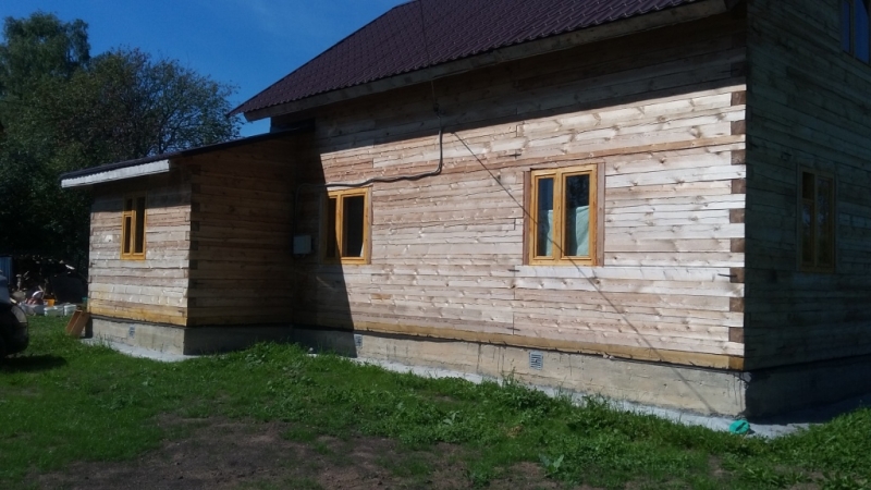 Заказать монтаж сайдинга Блок-хаус Деке деревянный дом