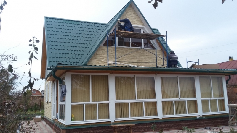 Монтаж фасадных панелей Деке-Р цвет янтарный дачный дом в Кашире