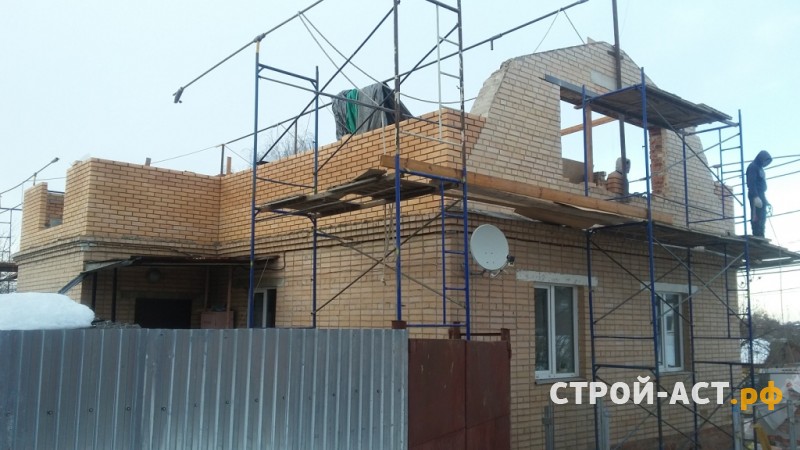 Реконструкция ломанной крыши одноэтажного дома на полутораэтажный дом с двускатной утепленной крышей в Кашире металлочерепица Гранд Лайн цвет 7024 мокрый асфальт