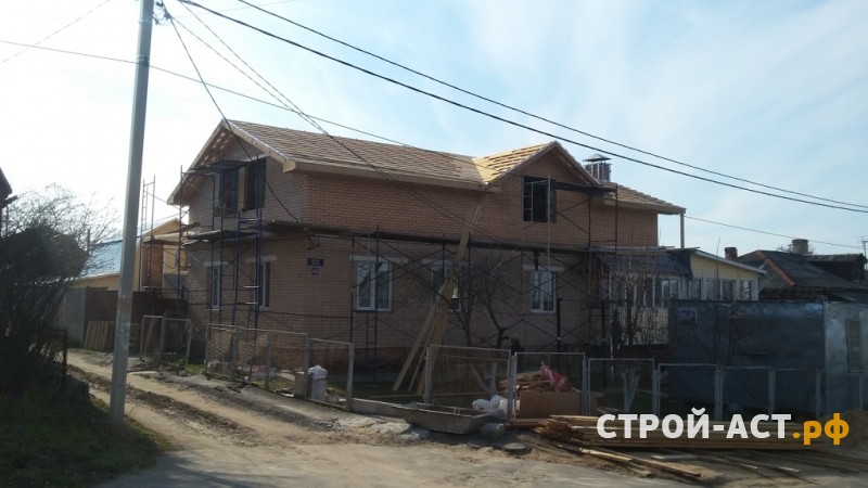 Реконструкция ломанной крыши одноэтажного дома на полутораэтажный дом с двускатной утепленной крышей в Кашире металлочерепица Гранд Лайн цвет 7024 мокрый асфальт