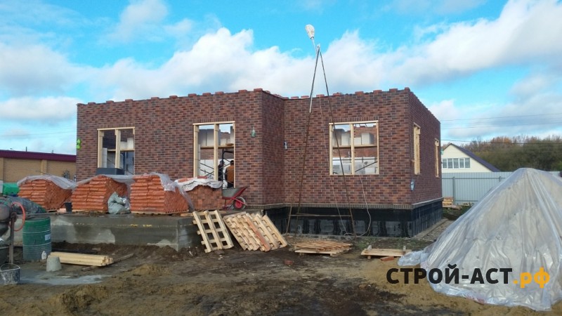 Построить двухэтажный дом из газосиликатных блоков с облицовкой из кирпича СКЗ баварская кладка с песком в процессе строительства