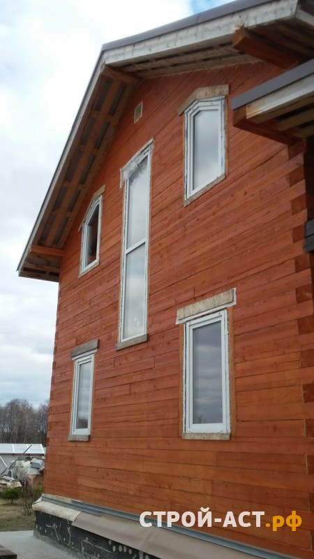 Отделка деревянного дома сайдингом  Деке Люкс цвет Кедр с обрамлением окон Альта Декор цвет Белоснежный