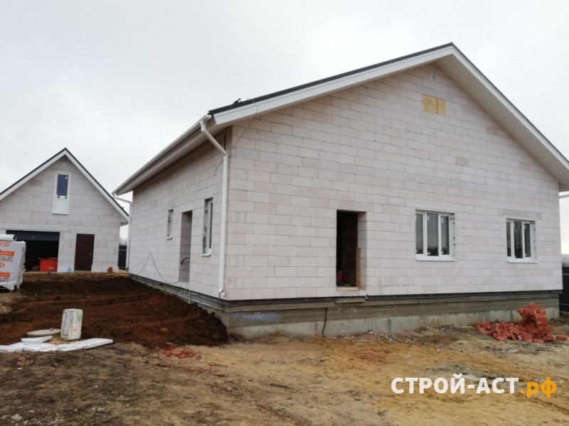 Построить дом из газосиликатных блоков на пену клей с двускатной крышей металлочерепица покрытие Велюр цвет RAL 7024 (мокрый асфальт)